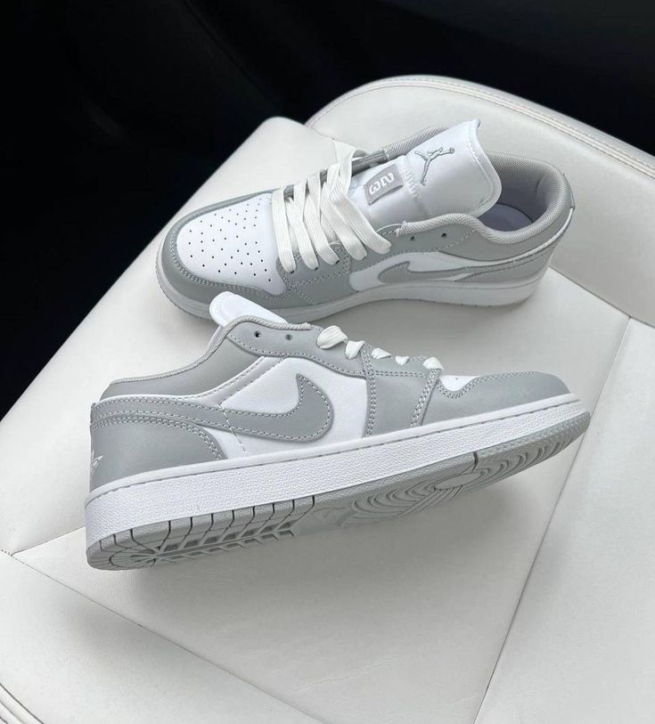 Nike Jordan 1 Low en color Wolf Grey